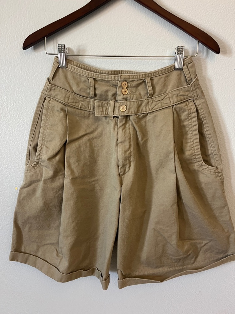 Vintage Sakura Sport High-Waist Pleated Women's Bermuda Shorts in Khaki